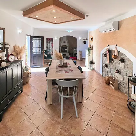 Semesterbostad Pet Friendly In Pod Uckom With Wifi