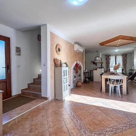 Semesterbostad Pet Friendly In Pod Uckom With Wifi Brest
